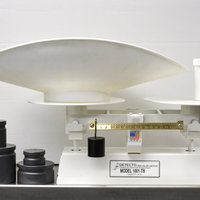 Cardinal Detecto 1001TB 16 lb. Baked Enamel Pro Baker's Scale W/ Scoop-16 oz. x 1/4 oz Graduation