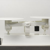 Cardinal Detecto 1001TB 16 lb. Baked Enamel Pro Baker's Scale W/ Scoop-16 oz. x 1/4 oz Graduation