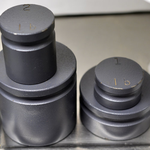 Cardinal Detecto 1001TB 16 lb. Baked Enamel Pro Baker's Scale W/ Scoop-16 oz. x 1/4 oz Graduation